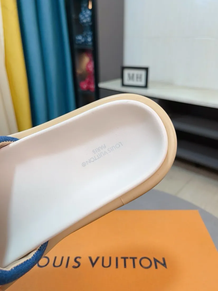 Ex-factory price 360🌹🌹 (lv-Louis Vuitton) New men's slippers, high-end boutique, exquisite embossed logo decoration on the upper, fine workmanship, super soft soles, casual, loose and comfortable, a must-have in summer! \nsize：38-44